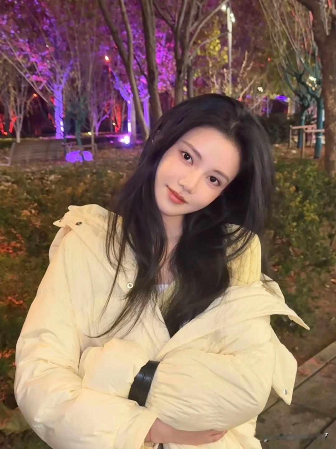 夜晚漫步真的是超棒的体验！有次赶上下雨，我和朋友在雨幕里慢悠悠走着，雨滴落下的声