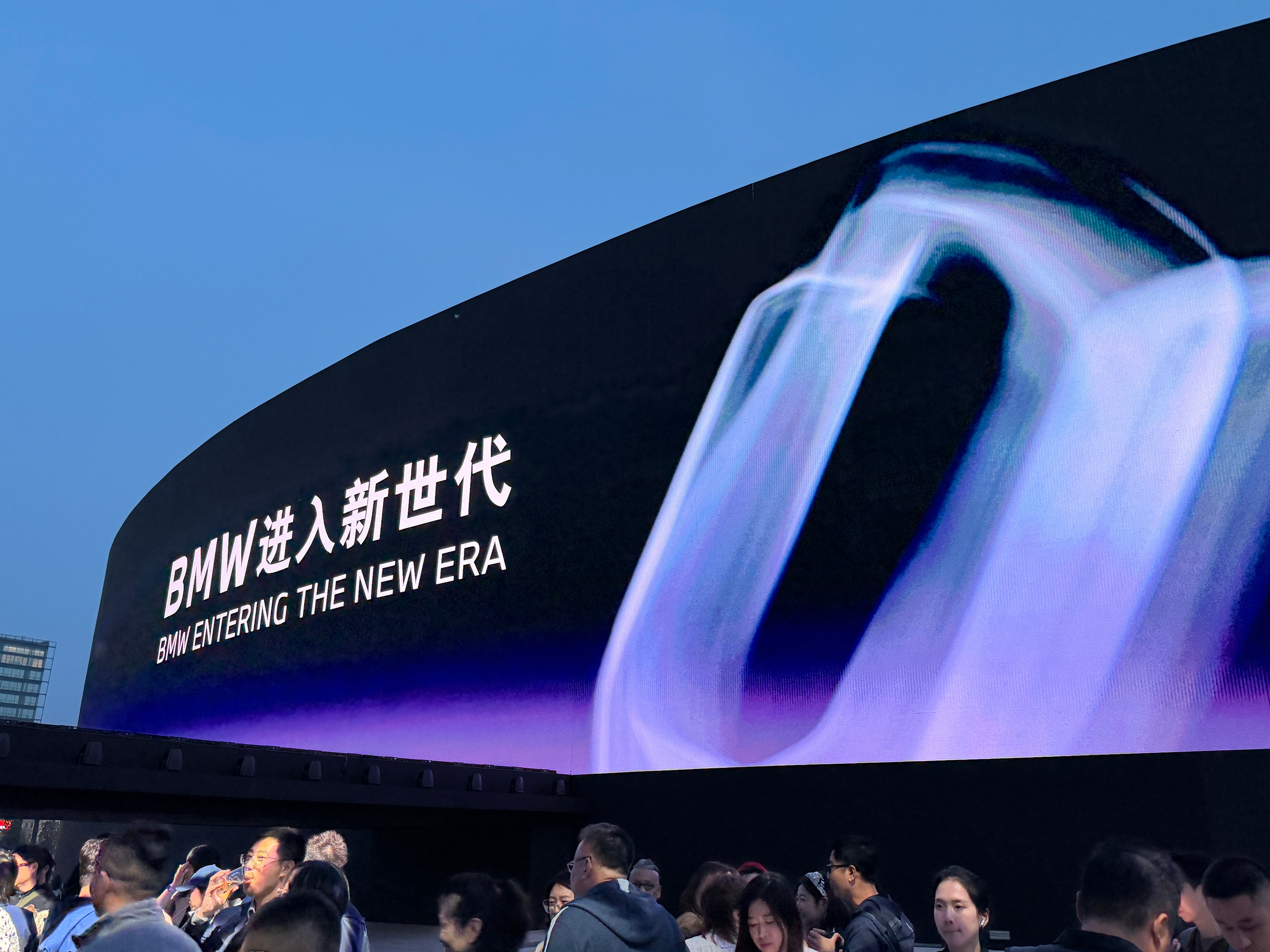 N多年没进过工体了，来参加BMW品牌之夜正值晚高峰，开着MINI来正合适～这次会