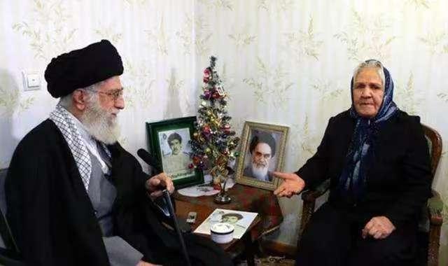哈梅内伊的妻子也死了。此前已经有消息证实，哈梅内伊的女儿、女婿、孙女、儿媳在袭击