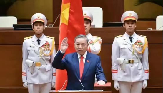 越南这手“两头通吃”的绝活真是绝了！一边死死抱住中国大腿猛吸原材料，一边冲美日欧