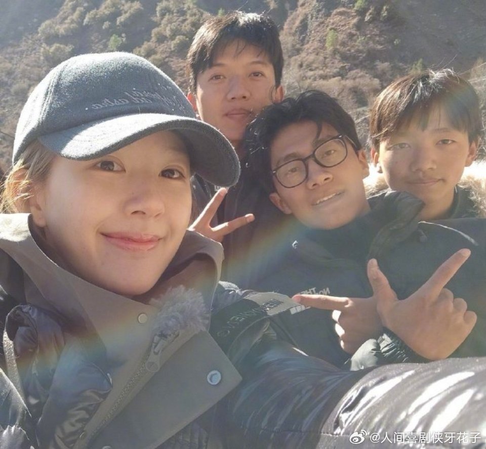 赵露思穿藏族服饰  网友在川西藏区偶遇赵露思，露思是在默默做公益吗？看起来状态还