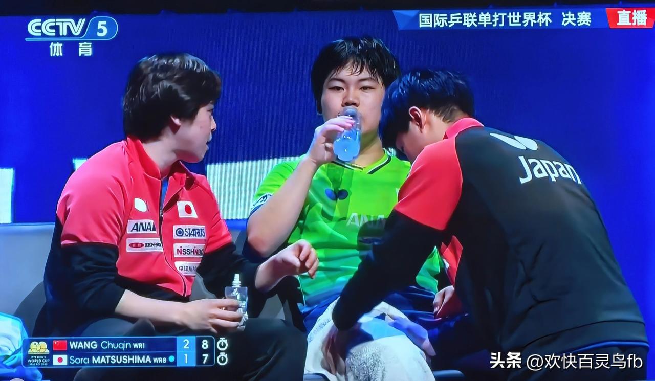 怪不得这小子这么厉害
原来在享受“左抚右摸”！
我们的后勤保障就是一瓶水吗？
不