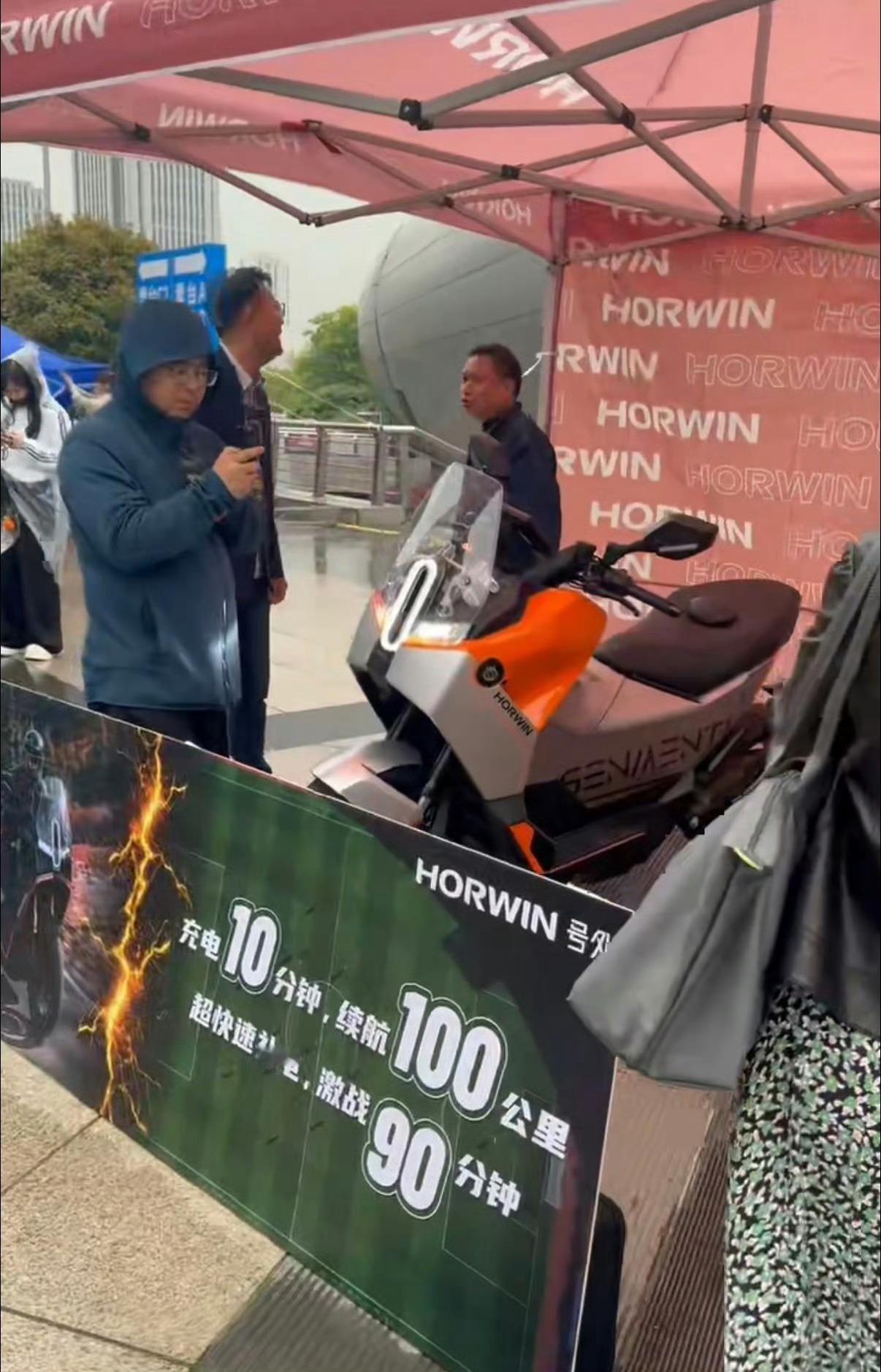 苏超开幕常州铁骑VS张雪机车队今天苏超开幕也太有看点了！一边无锡机车轰鸣炸场，另