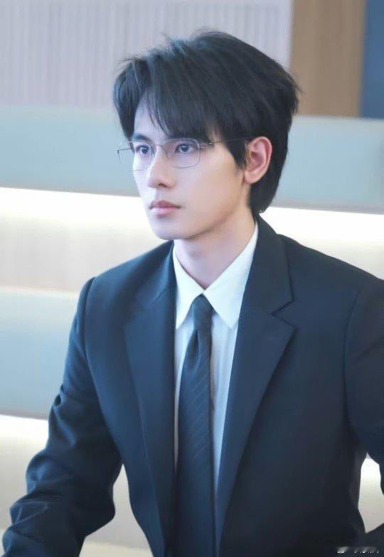 胡先煦内娱西装暴徒上新 胡先煦这西装造型绝啦！剪裁超赞，完美衬出肩宽腰窄，活脱脱