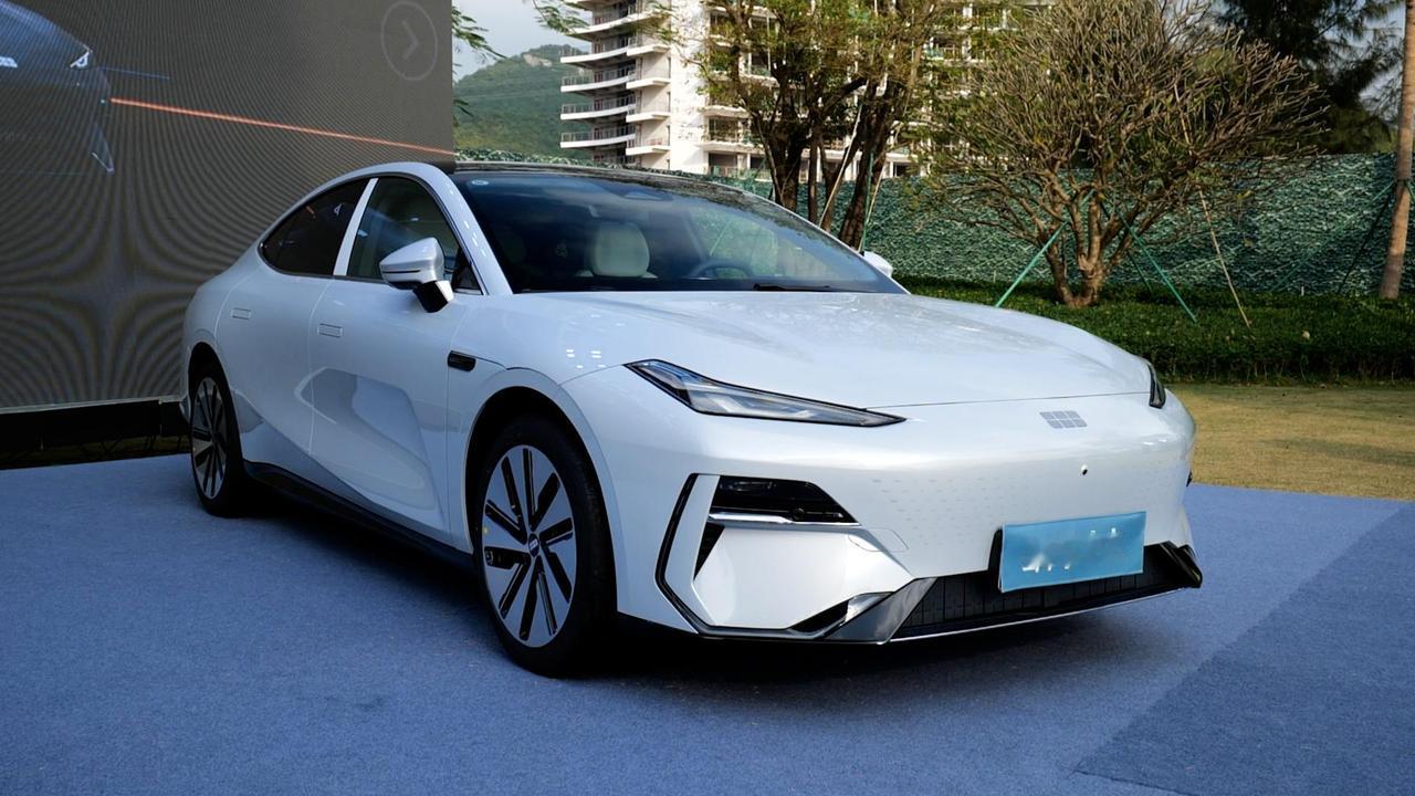 银河E8是吉利银河系列的首款纯电产品，新车确认1月5日上市，预售价是18.8万元