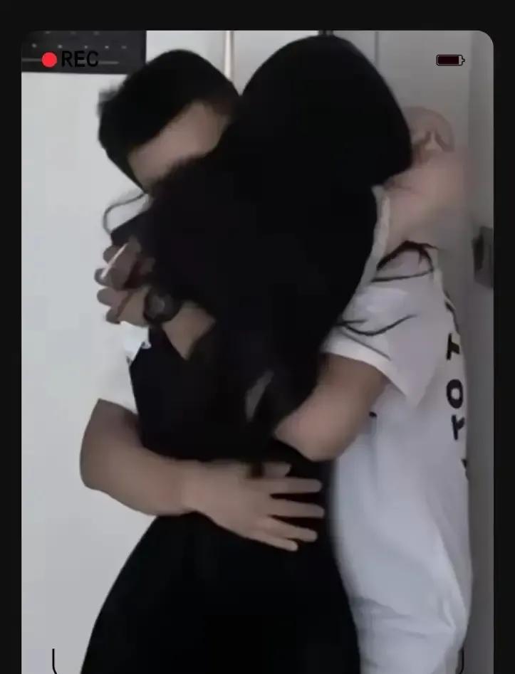 刷到心理小行星那条视频我直接暂停。
他把恋爱拆成玩伴嘴替充电宝，我脑子里立刻蹦出