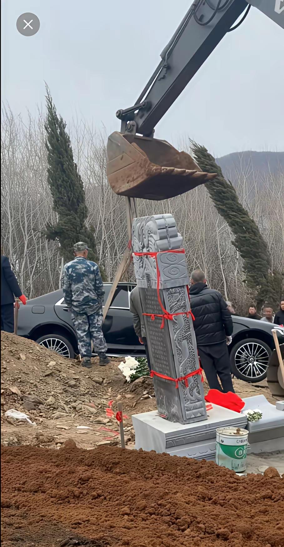 真车陪葬还是第一次见！
有人过世了，竟然用真车陪葬，足见主人生前非常爱车。
看的