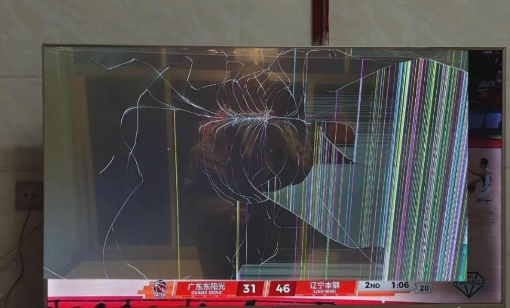 看来这次广东球迷是真的破防了，电视都砸了，也许主场输给辽宁队比球队四连败都让他们