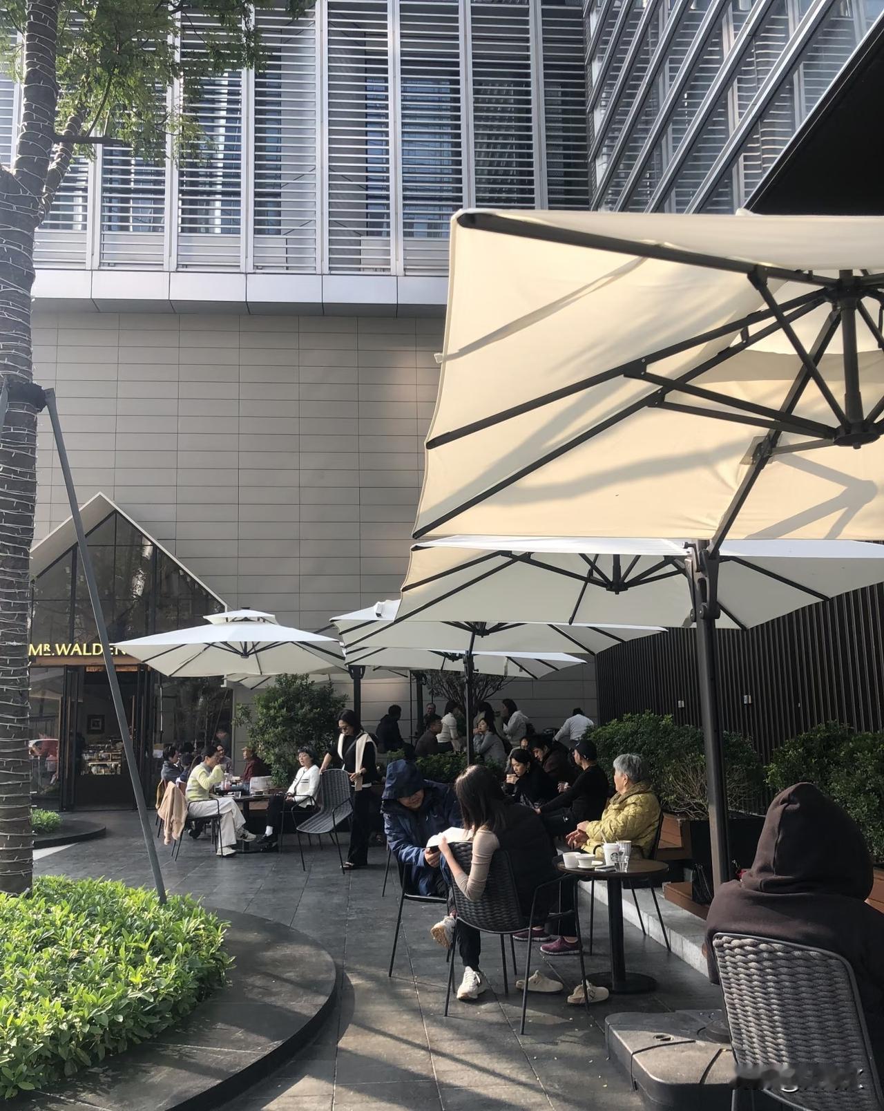 一定要去见人，去碰撞。
有了交流，才有链接，才产生羁绊和故事。走出去链接这个世界