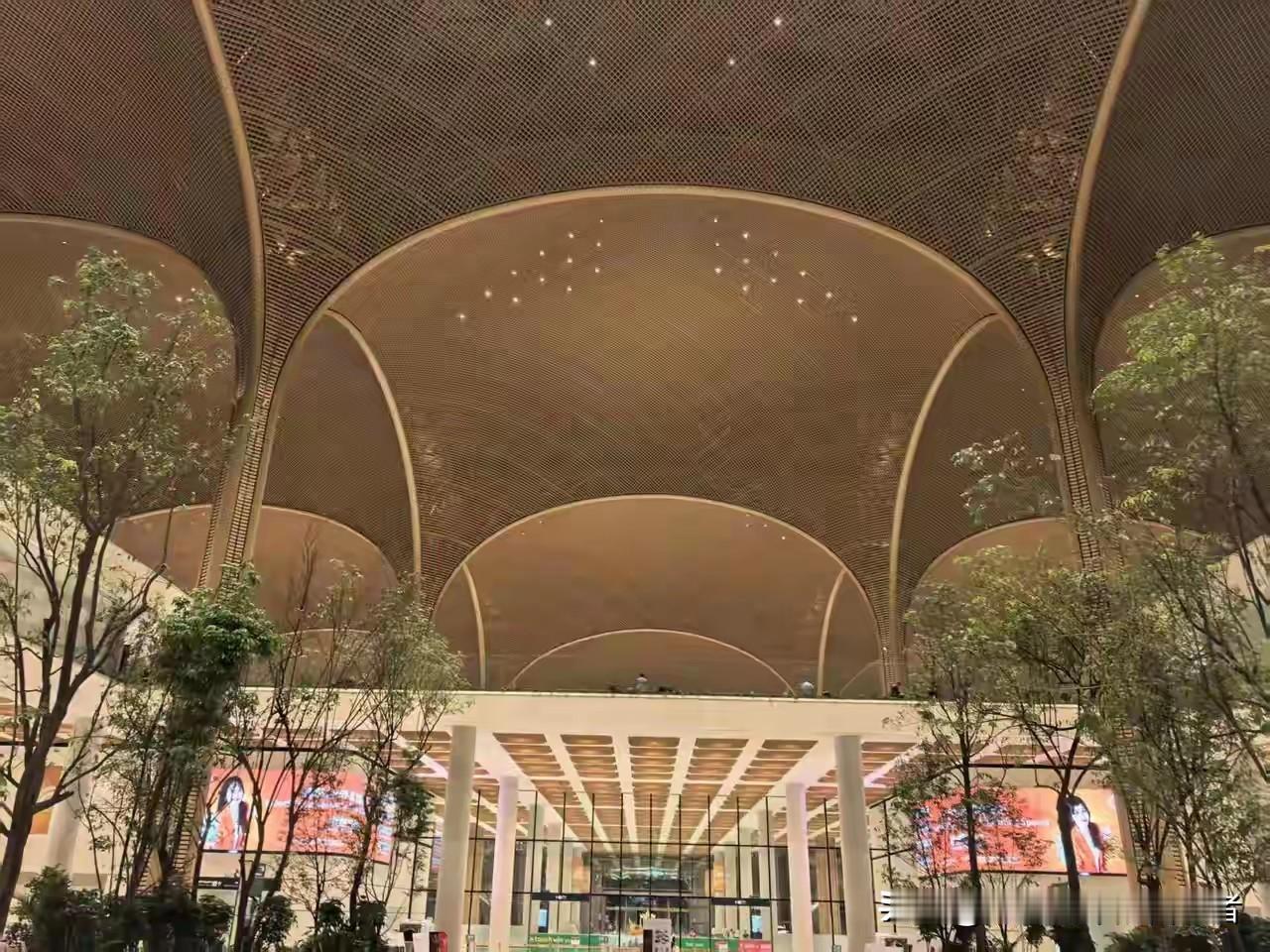 一直以为在柬埔寨是外国人谋害咱们中国人。近日听一个湖北人说，他们那儿有个村子，不