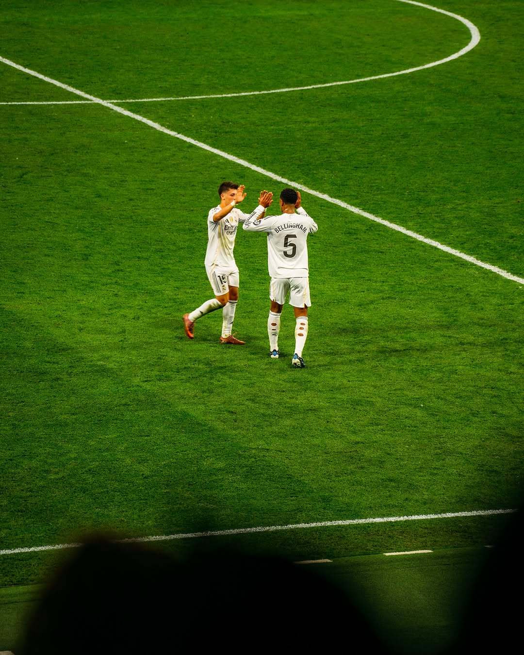 皇马[超话]国家德比皇马2比1巴萨 Pitchsider视角纯白与红蓝在绿茵的交