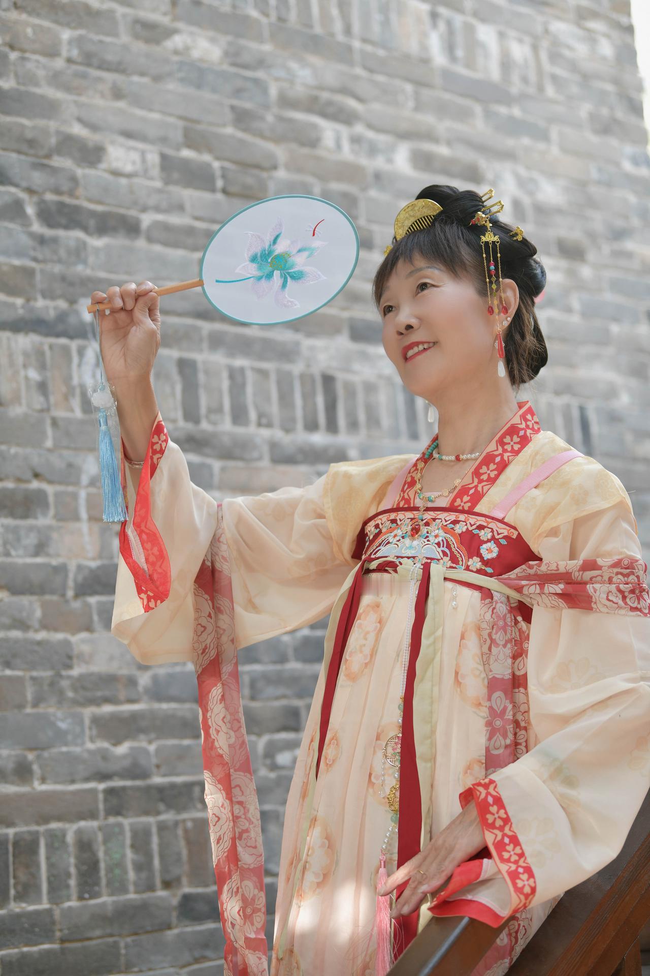 穿越时空的古典美人，手持团扇，韵味十足。