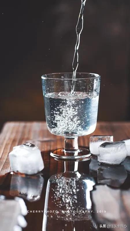早上起床,你该喝温水还是凉水?我个人习惯是喝温水，温水对胃友好一些。突然喝凉水可