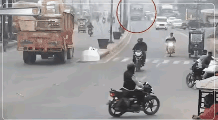 真倒霉！
​网友评论：
​白车右转为什么不在最右道？中间车道右转本身就是违规。如