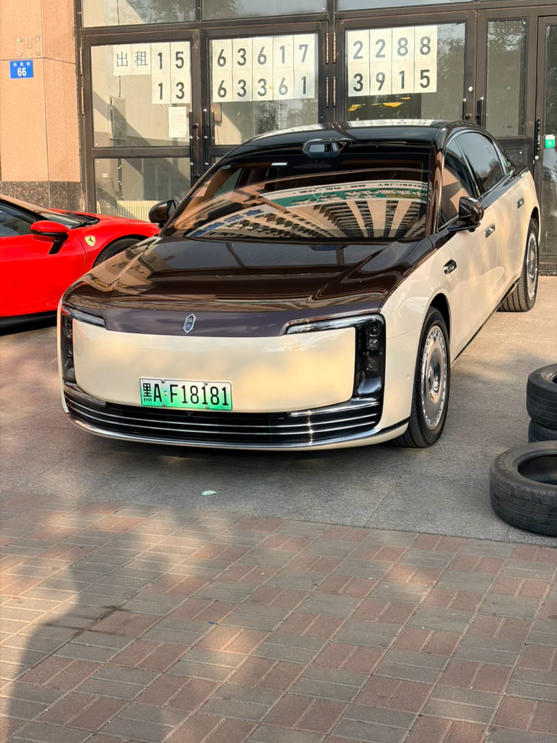 尊界S800 在 SF90 面前气场完全不输，有几台国产车能做到？ 