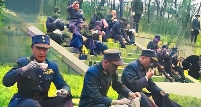 1946年2月19日，蒋介石率国民党高级将领在南京中山陵谒陵后，在灵谷寺野餐的历