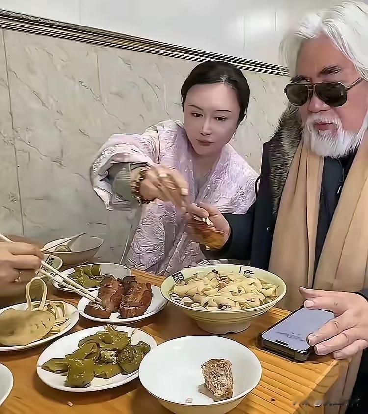 张导的这幅墨镜是什么牌子的?怎么吃饭都舍不得摘下?