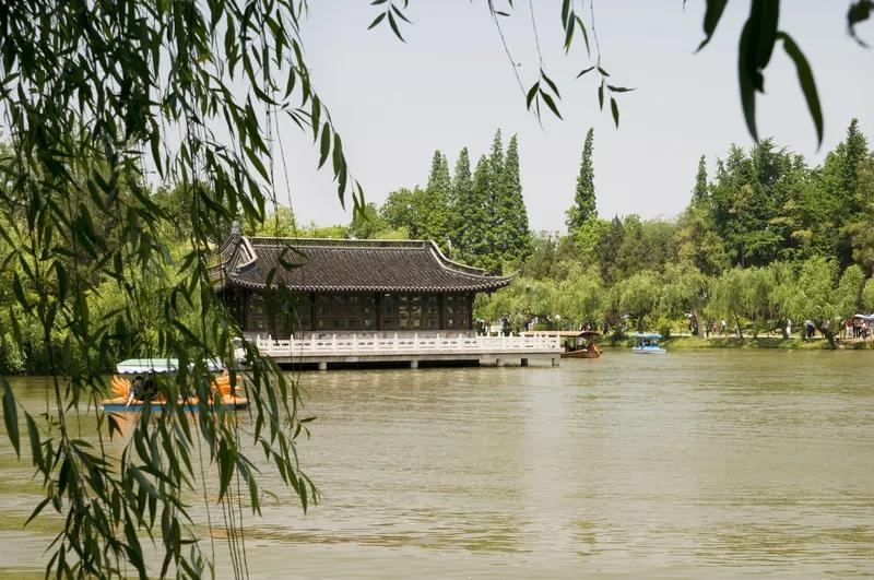 无题
烟雨楼台锁旧愁，
悲花泣月惹心忧。
凭轩欲问东流水，
翻天覆地可倒流？
