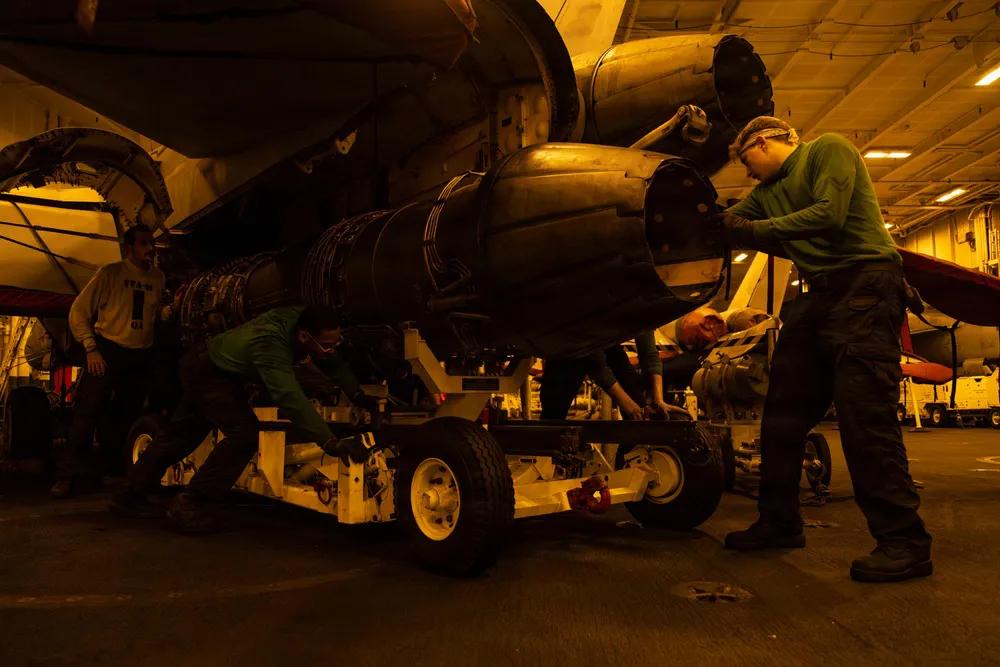 美军在社交媒体上发布照片显示，2026年3月14日，美国水手在的“史诗之怒行动”