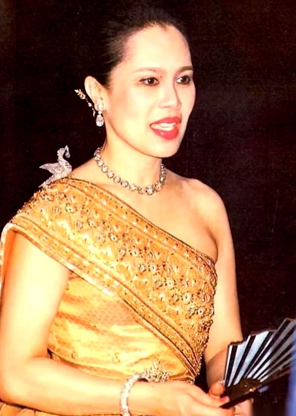 我得说，泰国王室那只钻石小鸟，差点闪瞎我的眼。
本来以为就是个平平无奇的奢华胸针