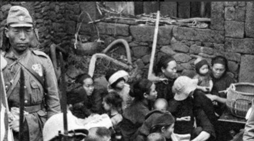 1937年，在安徽芜湖，3个小鬼子把10个妇女赶到一户人家。还没等妇女站稳，小鬼
