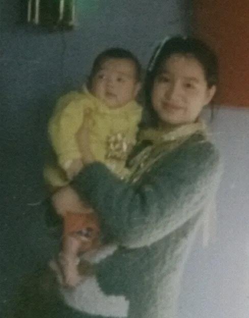 [微风]1976年，女知青红梅抱着4岁的儿子回了北京的家。哪料，她母亲破口大骂：