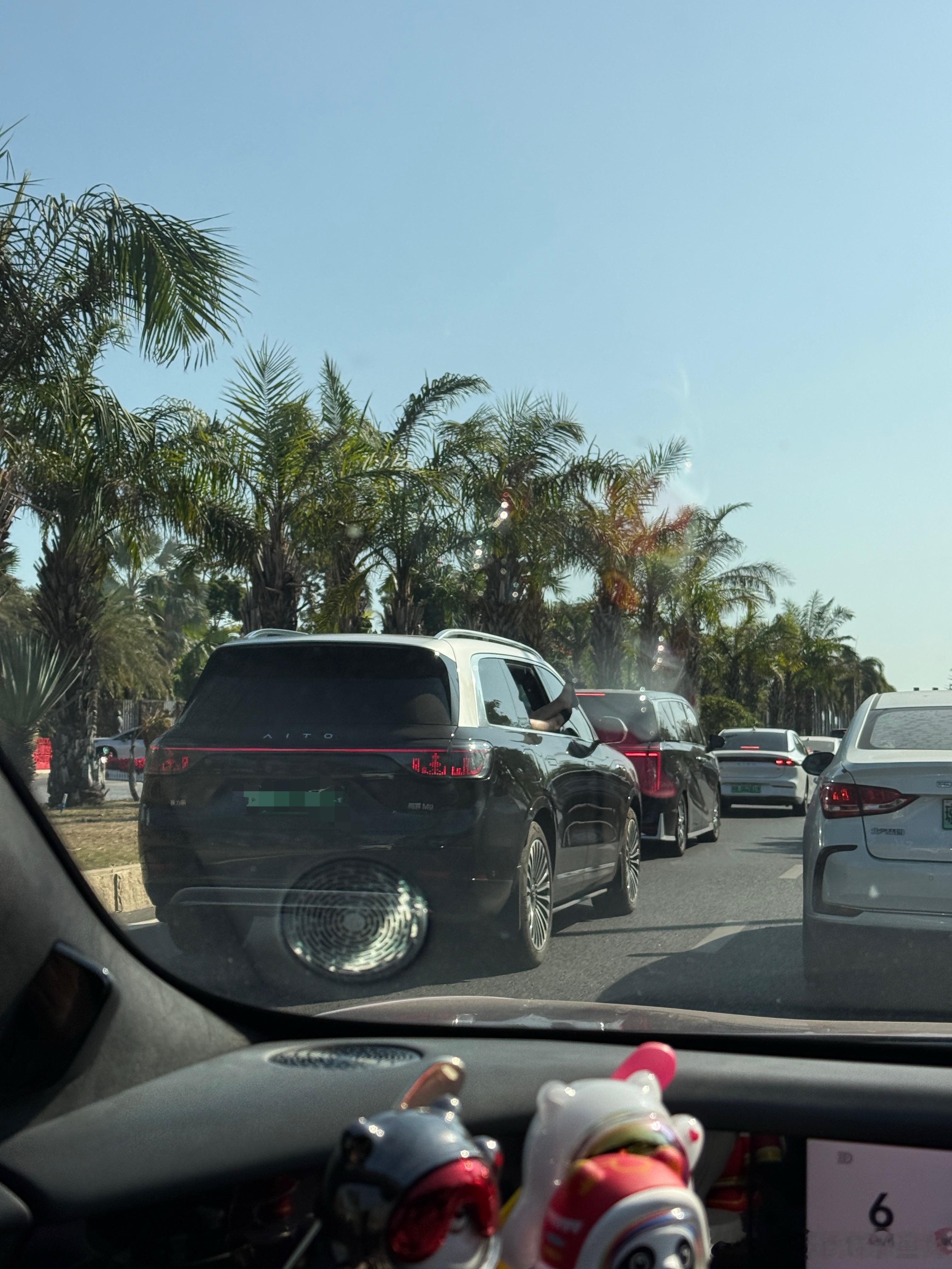 坐着是挺潇洒的～就是这个素质让人不敢恭维