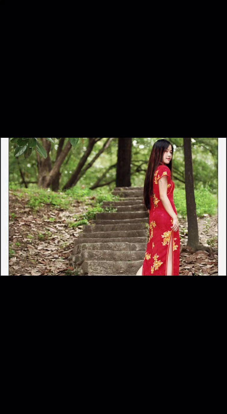 🌿红裙如焰吻过石阶，落叶在她身后铺成诗行🍂。岁月忽晚，旗袍藏着半部江南💃