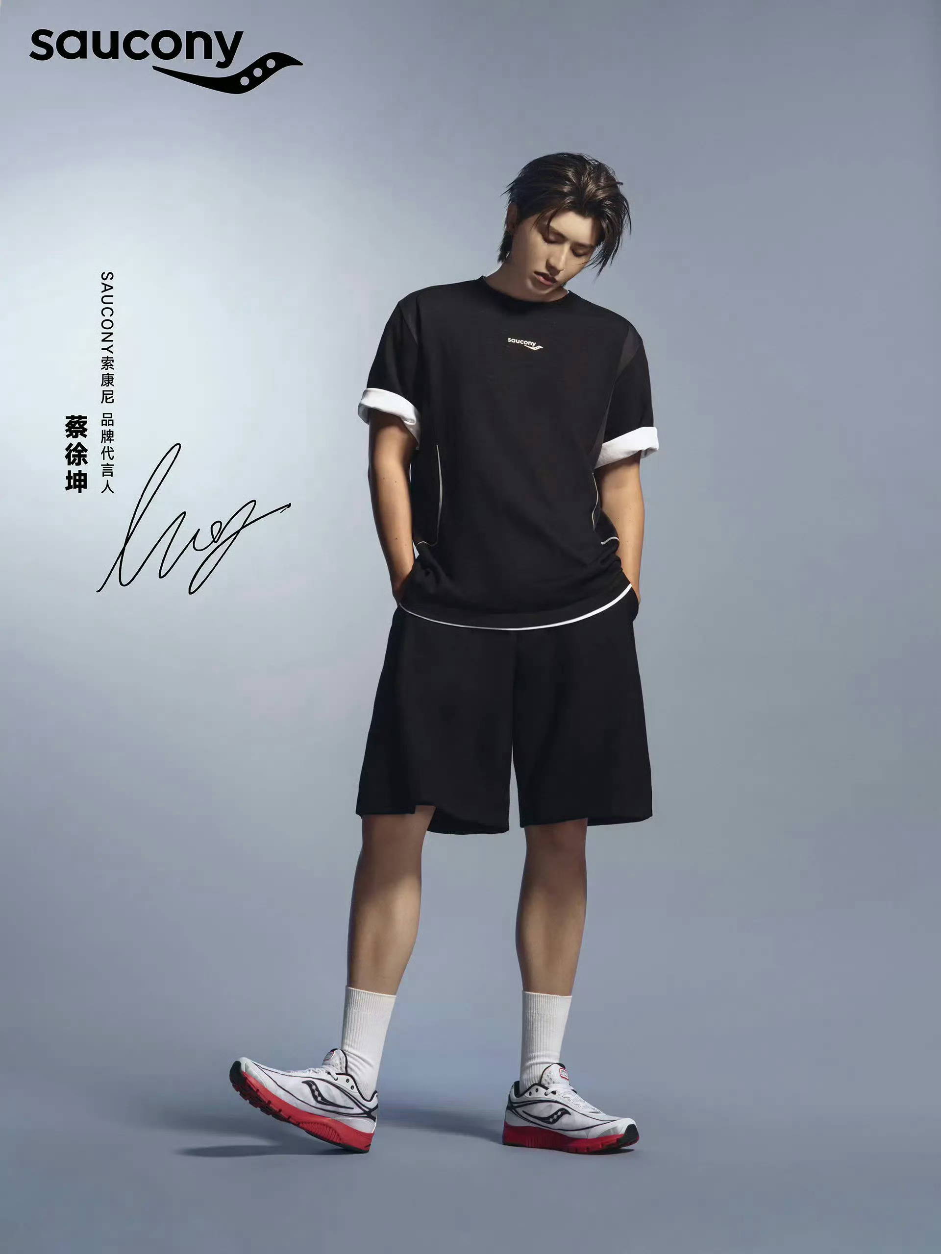 如果一个人特别会穿搭索康尼品牌代言人蔡徐坤，穿搭王者，一眼望去，全是大长腿。 索