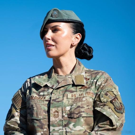 蒂芙尼·扎鲁德克（Tiffany Zaludik）是美国空军里少数拿到“生存-躲