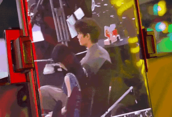 丁禹兮隔空扶孟子义 孟子义这一摔台上的人变忙了台下人也没闲着，这不，贴心的丁禹兮