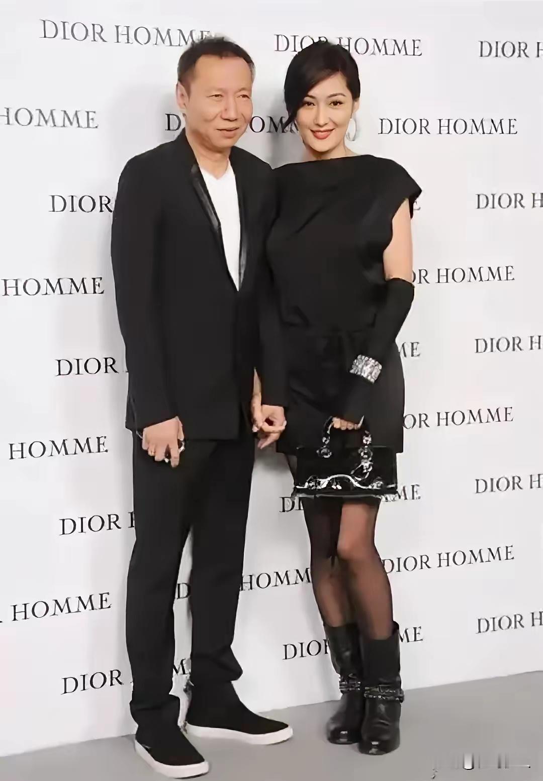 孟广美和老公吉增和亮相某活动的照片：其实她们的年龄只相差7岁，不过看起来有点像爷