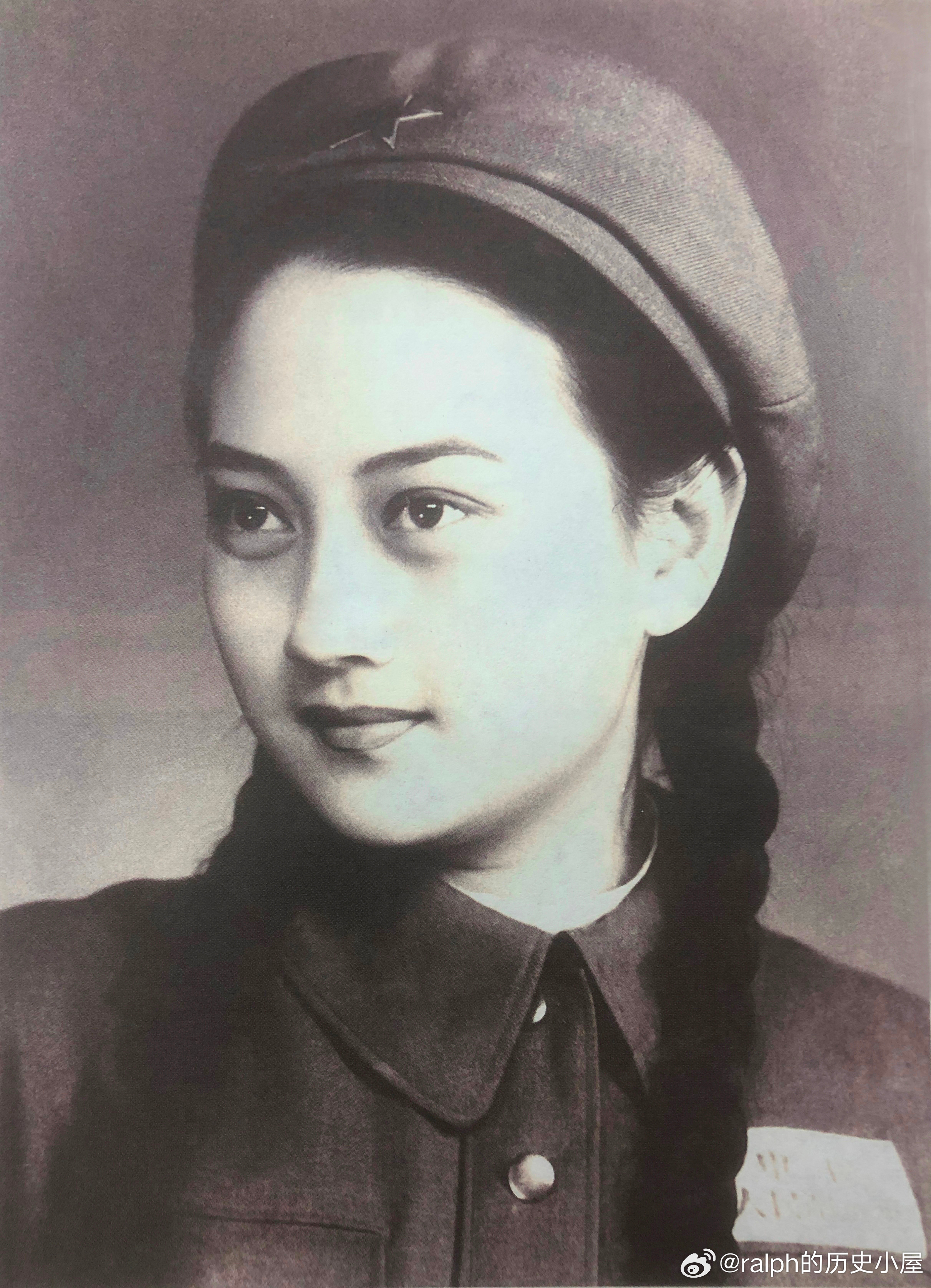 1953年11月王晓棠在西安留影，她身穿这身戎装报幕，红遍大西北部队历史影像 ​