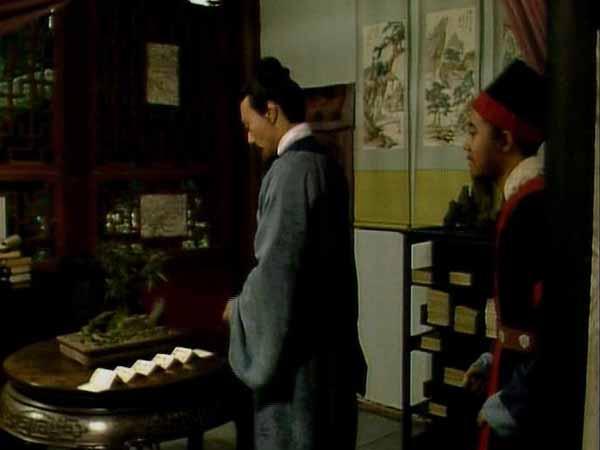 我们来看这句话：“雨村犹未看完，忽闻传点人报：‘王老爷来拜。’雨村听说，忙具衣冠