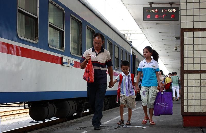 家庭责任的重担
中年人的压力，首当其冲便是家庭责任。此时，上有年迈的父母需要照顾