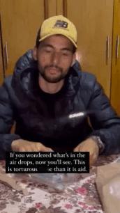 1名加沙男子抱怨空投的食物不如猪食，称这是在折磨巴勒斯坦难民。他开箱后发现，只有