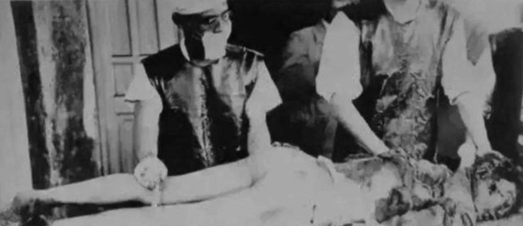 1938年，为了满足自己对女性生殖构造的好奇心，一鬼子军医让人把一女人使劲儿摁倒