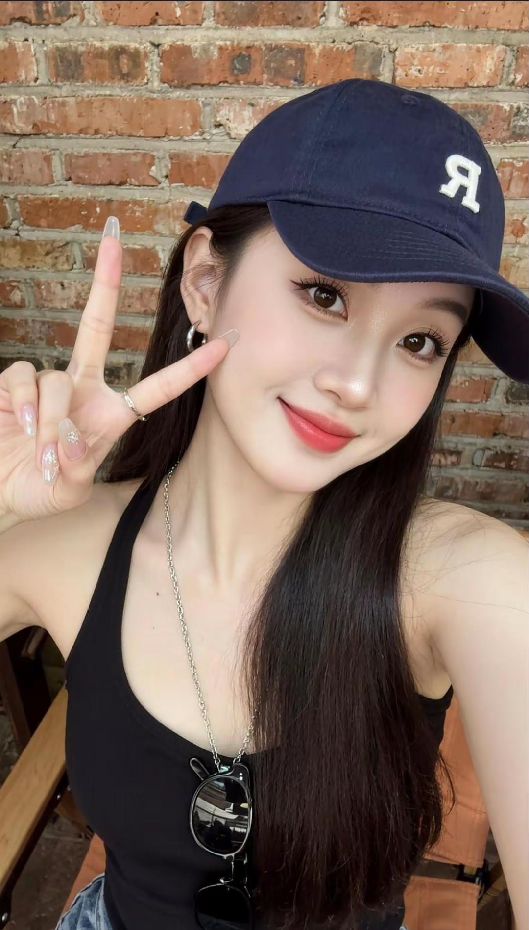 红妆美人笑，帽上字母明。