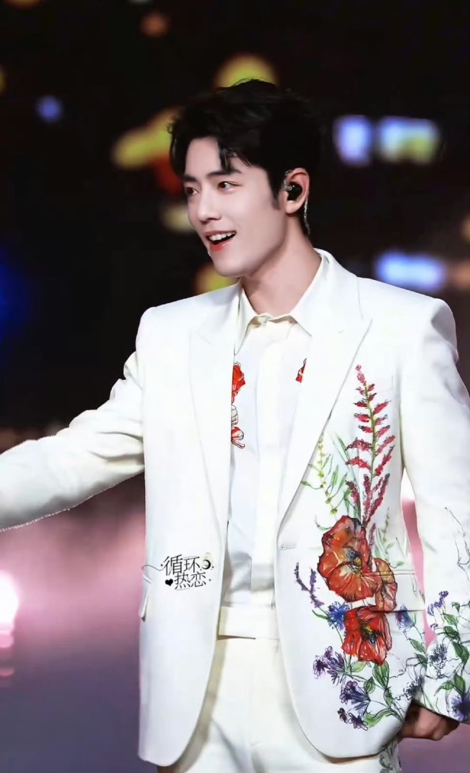 肖战白色刺绣西装简直就是白马王子殿下我愿意我愿意