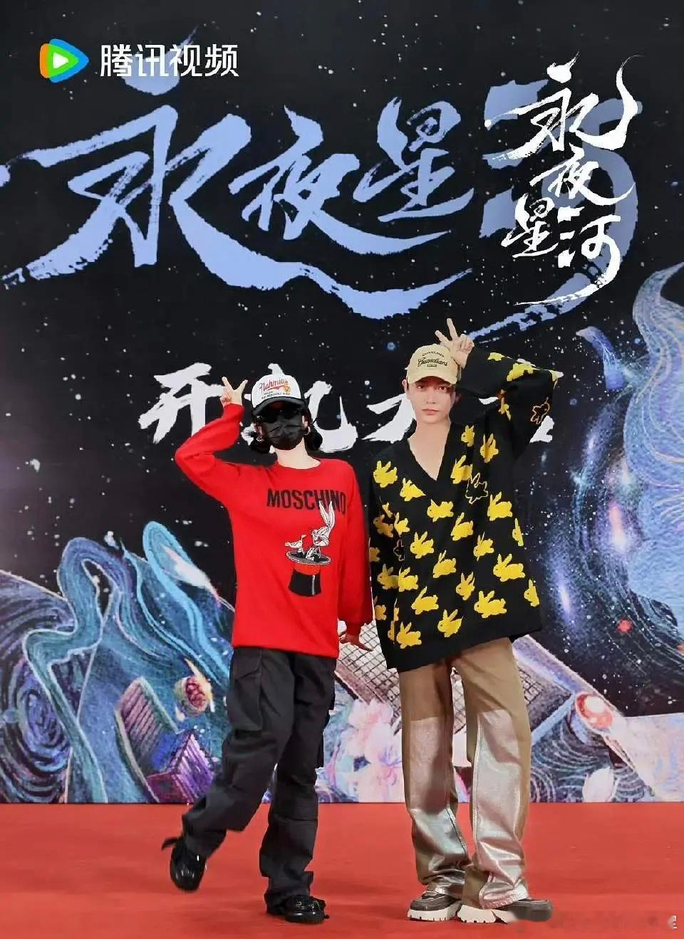虞书欣还真是敬业吖，作为演员也要时时刻刻保持神秘感，开机仪式也不例外。 ​​​