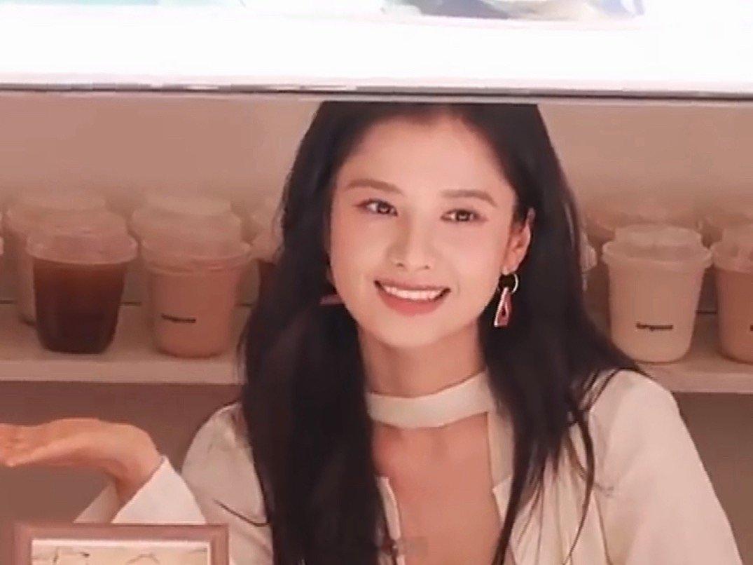 张婧仪打卡粉丝生日应援车 张婧仪雾里青生日上班路透 啊啊啊啊啊，今日份的张婧仪美