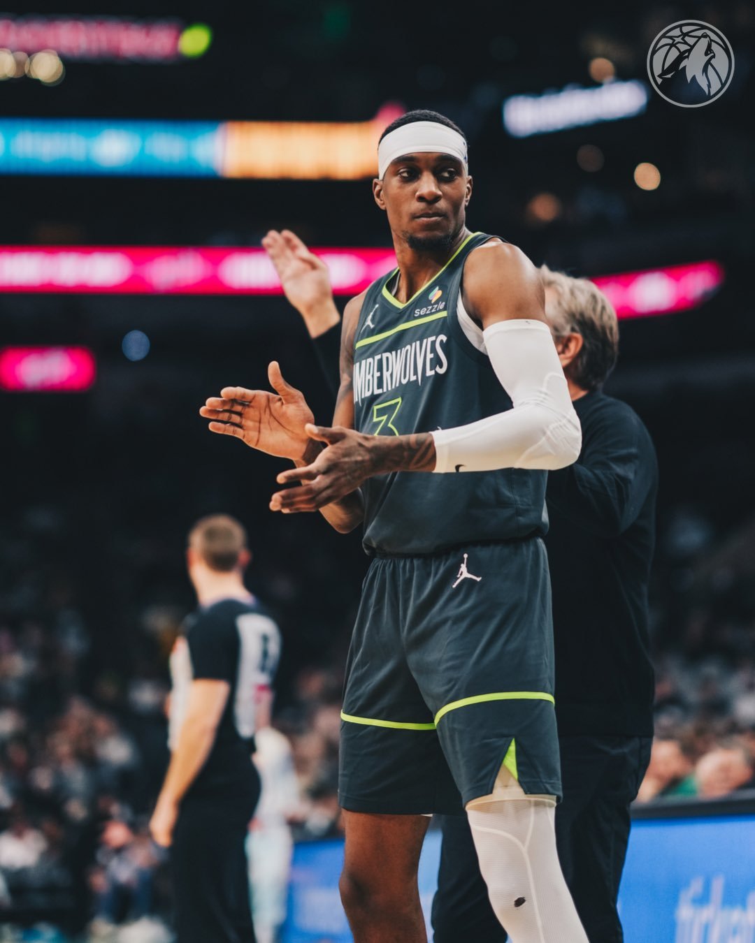 虽然但是，我并不希望狼狗梭哈，因为梭哈意味着你引以为傲的三大锋线可能都得走，兰德