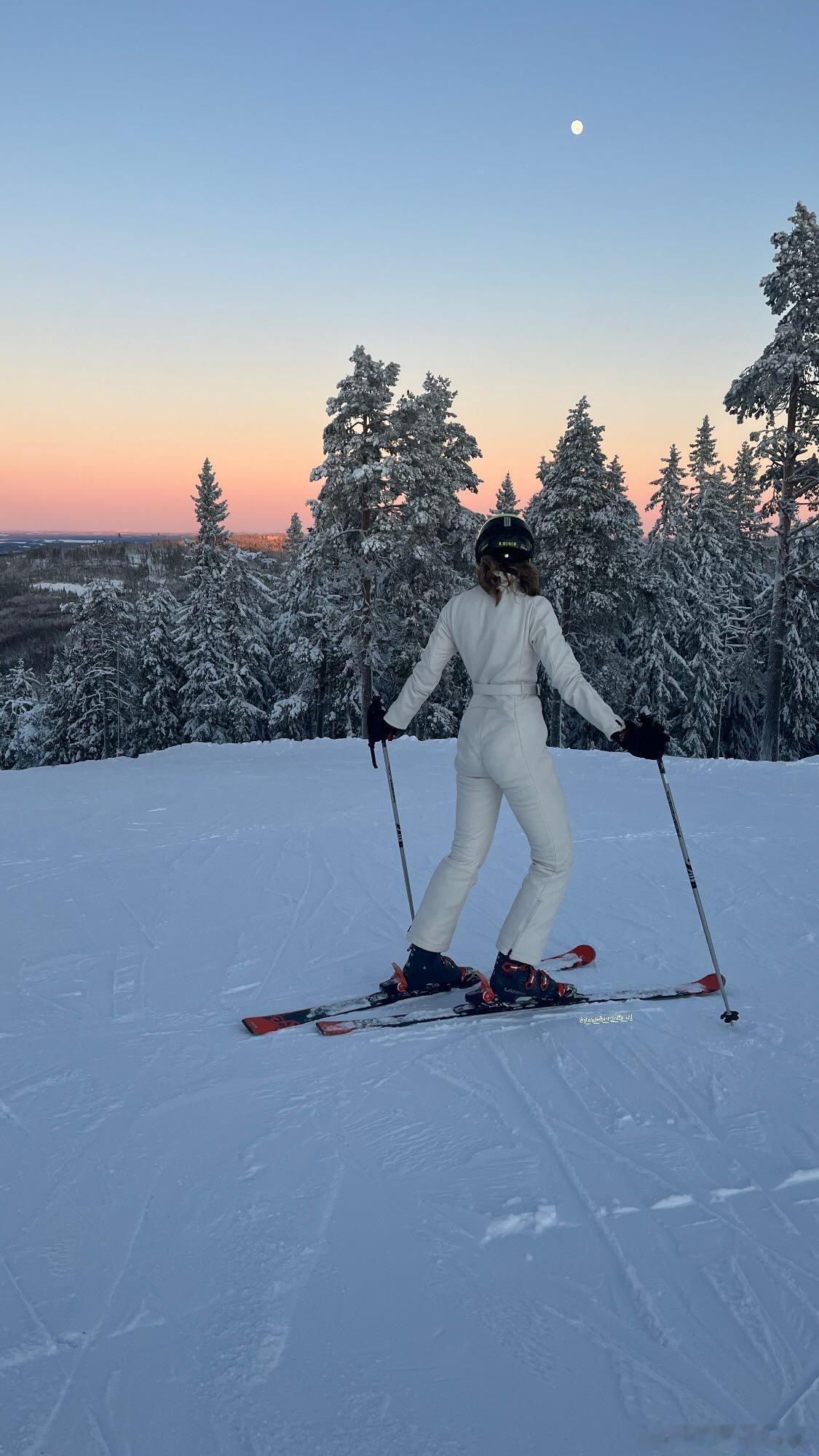 frida gustavsson 弗里达古斯塔夫松分享新滑雪照，好美的景🌄[抱