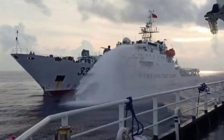 中菲两国再在南海爆发冲突，23日，菲律宾有2艘公务船，无视中国警告，强闯黄岩岛海