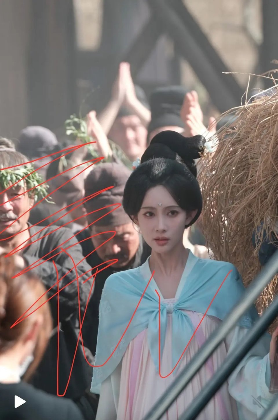 孟子义新剧服道化怎么这么没有质感，看看九重紫的呢 ​​​
