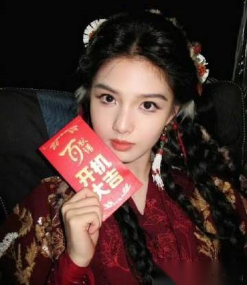 好可惜！ 艾米的婴儿肥没有了！ 还记得18岁生日时，郭敬明那句：记得减肥哦！这是