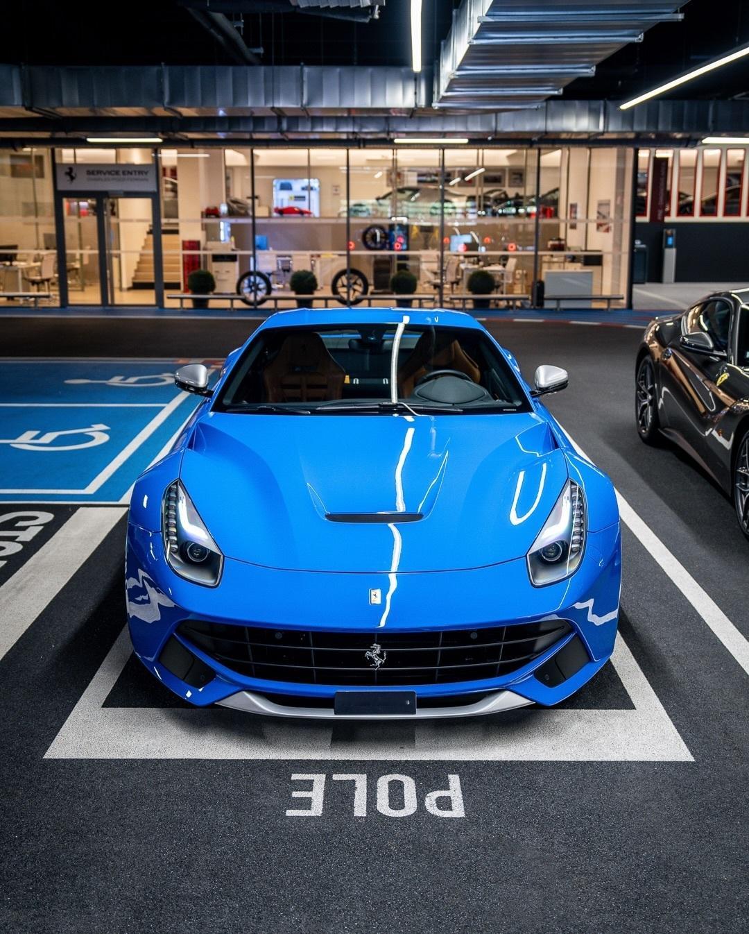 这么有品味的法拉利F12 、可惜国内一台配额都没有。法拉利F12 70周年纪版