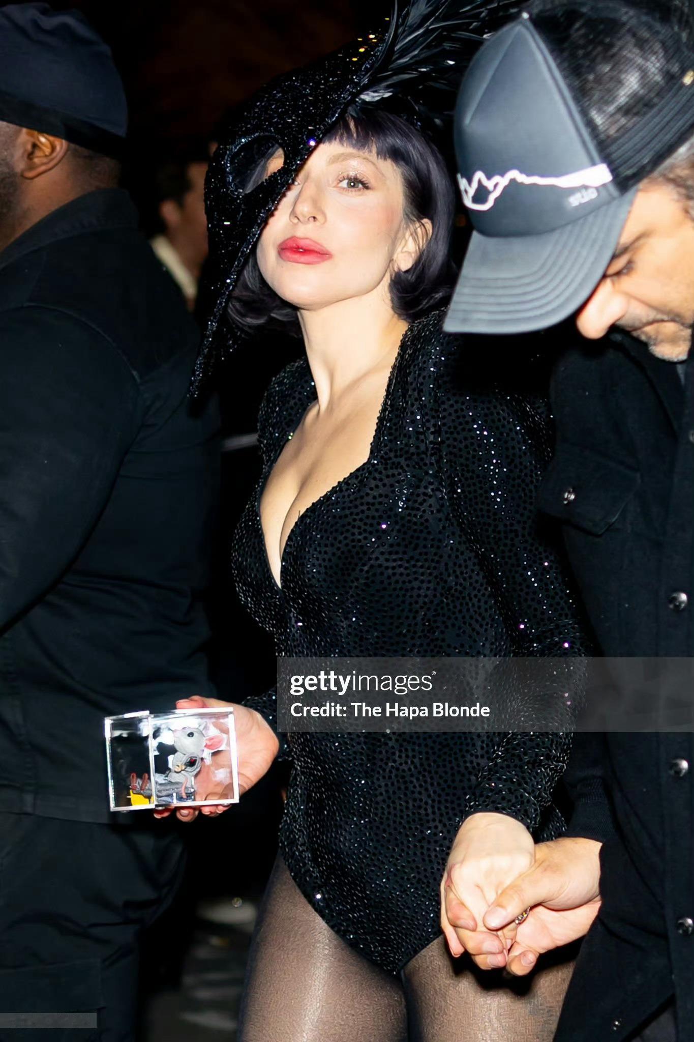 Lady Gaga 亮相SNL 庆功宴派对造型，身穿Victoria's Sec