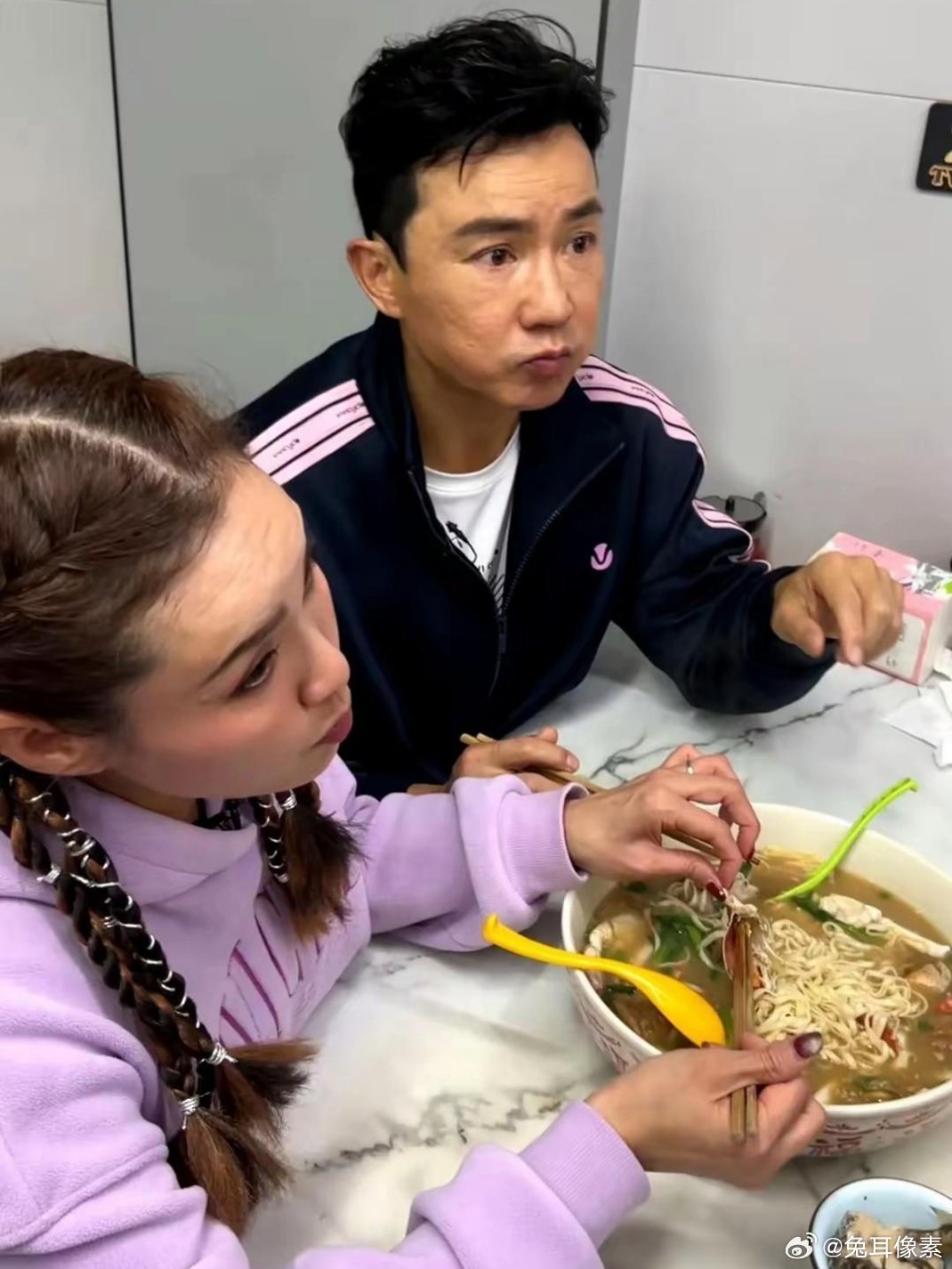 原来刘畊宏夫妻也吃大杂烩菜，不过怎么还有鱼蟹这类的 ​​​