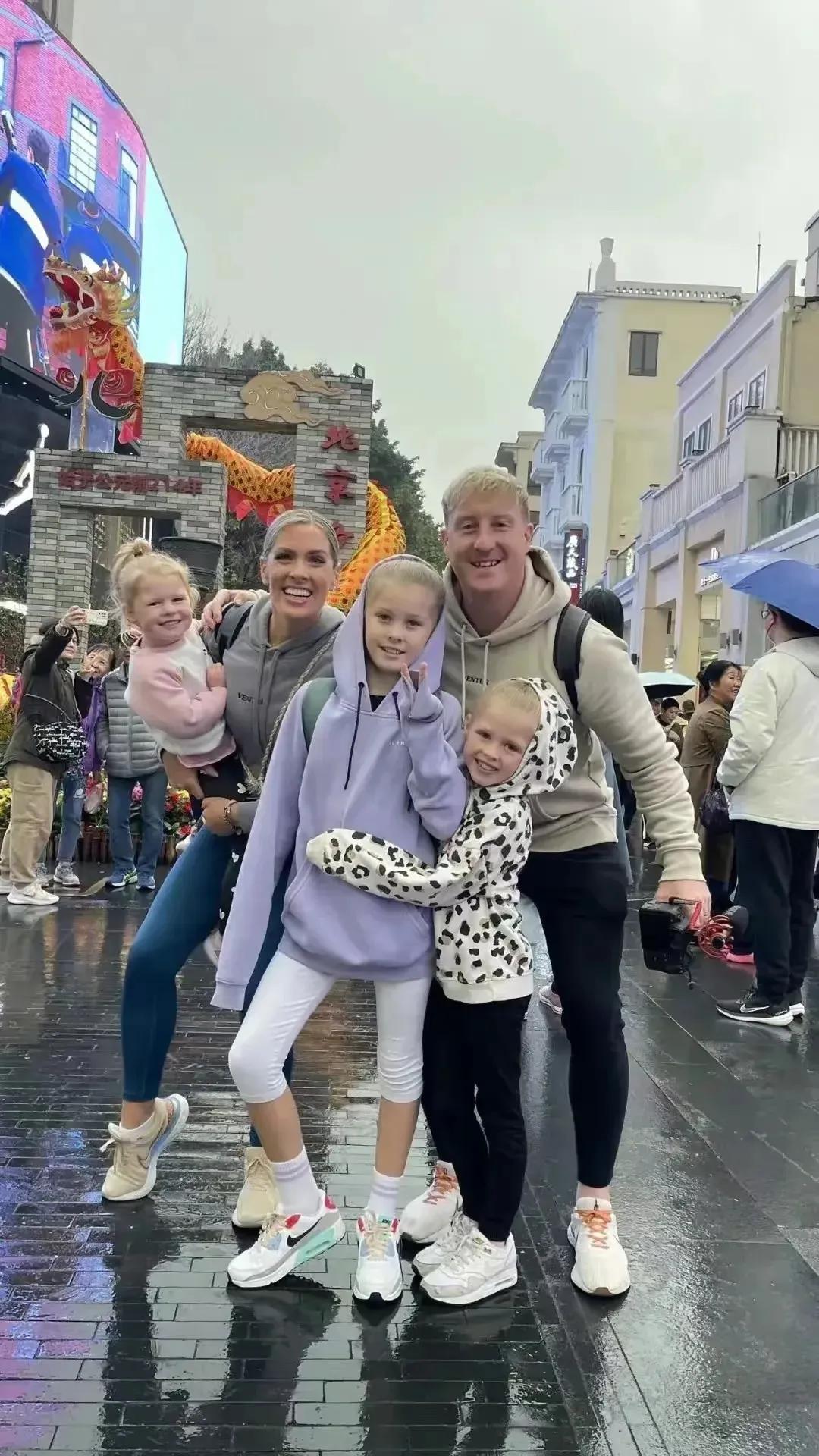 英国利兹的一个五口之家，卖掉了房子，然后一家人开始了环球旅行。已旅游十个月，最近